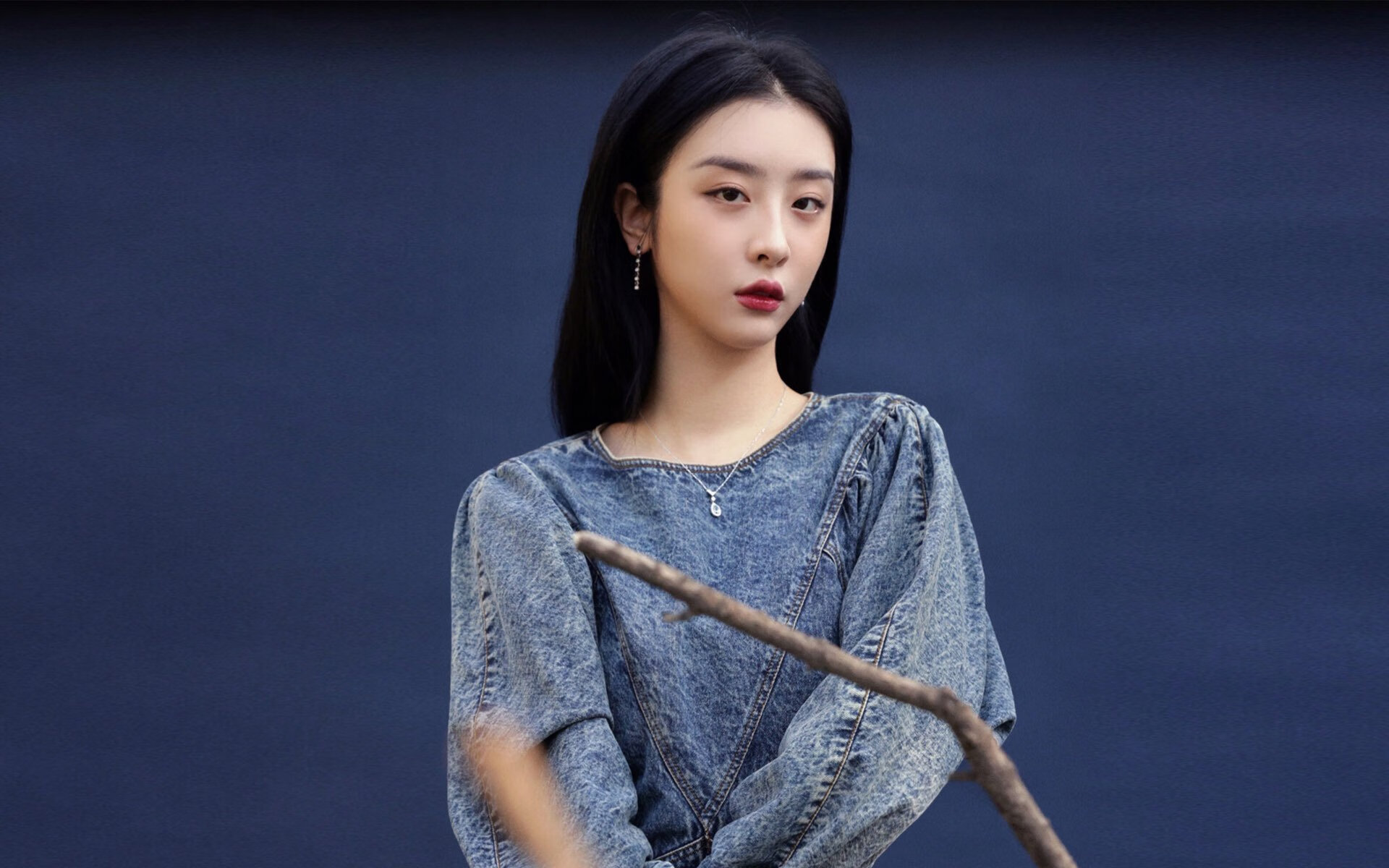 赛道上的反差,阿斯顿马丁技术碾压,周冠宇逆境绽放高光时刻