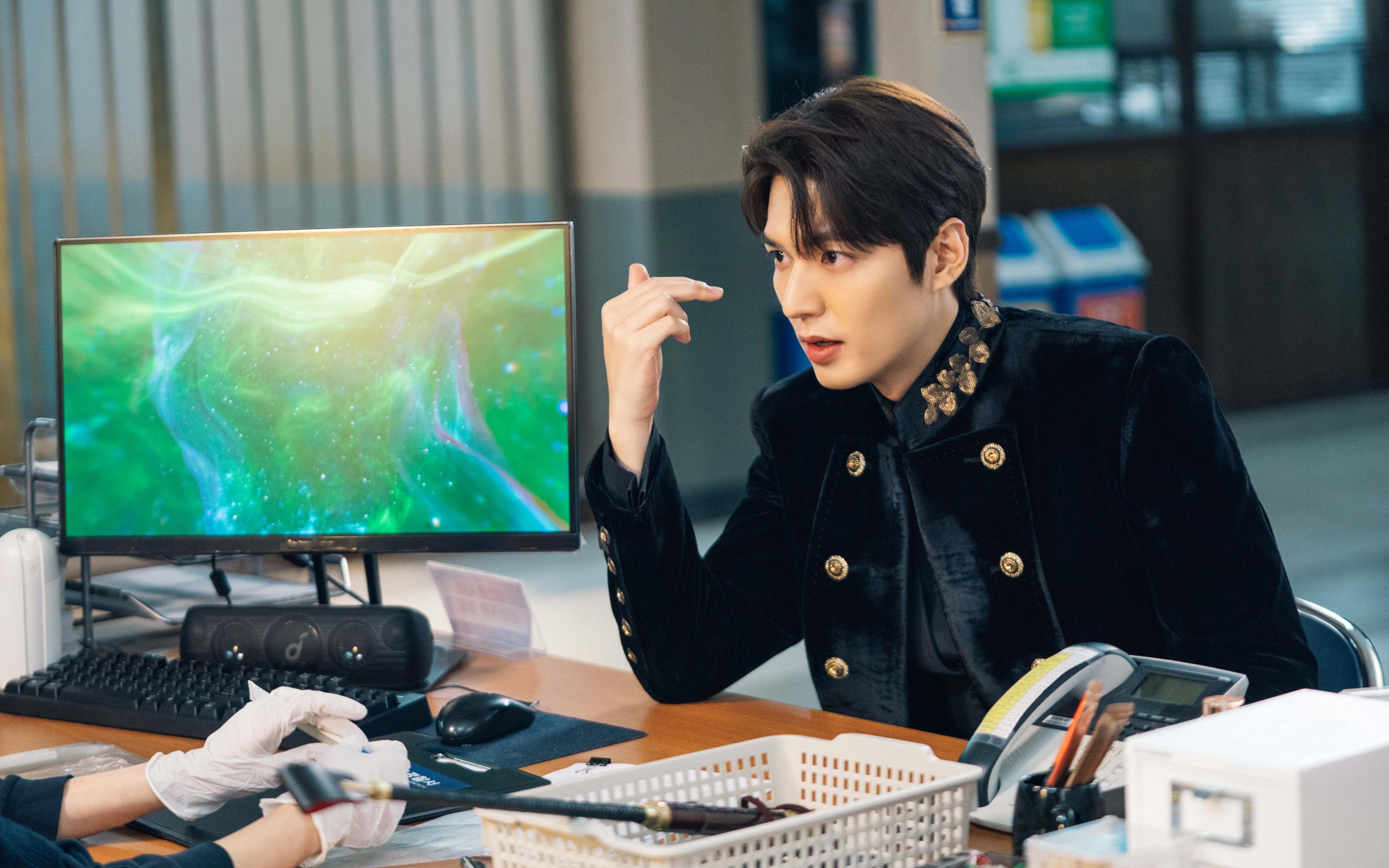 黄色潜水艇的胜利，比利亚雷亚尔收割巴萨，阿圭罗爆发成空砍