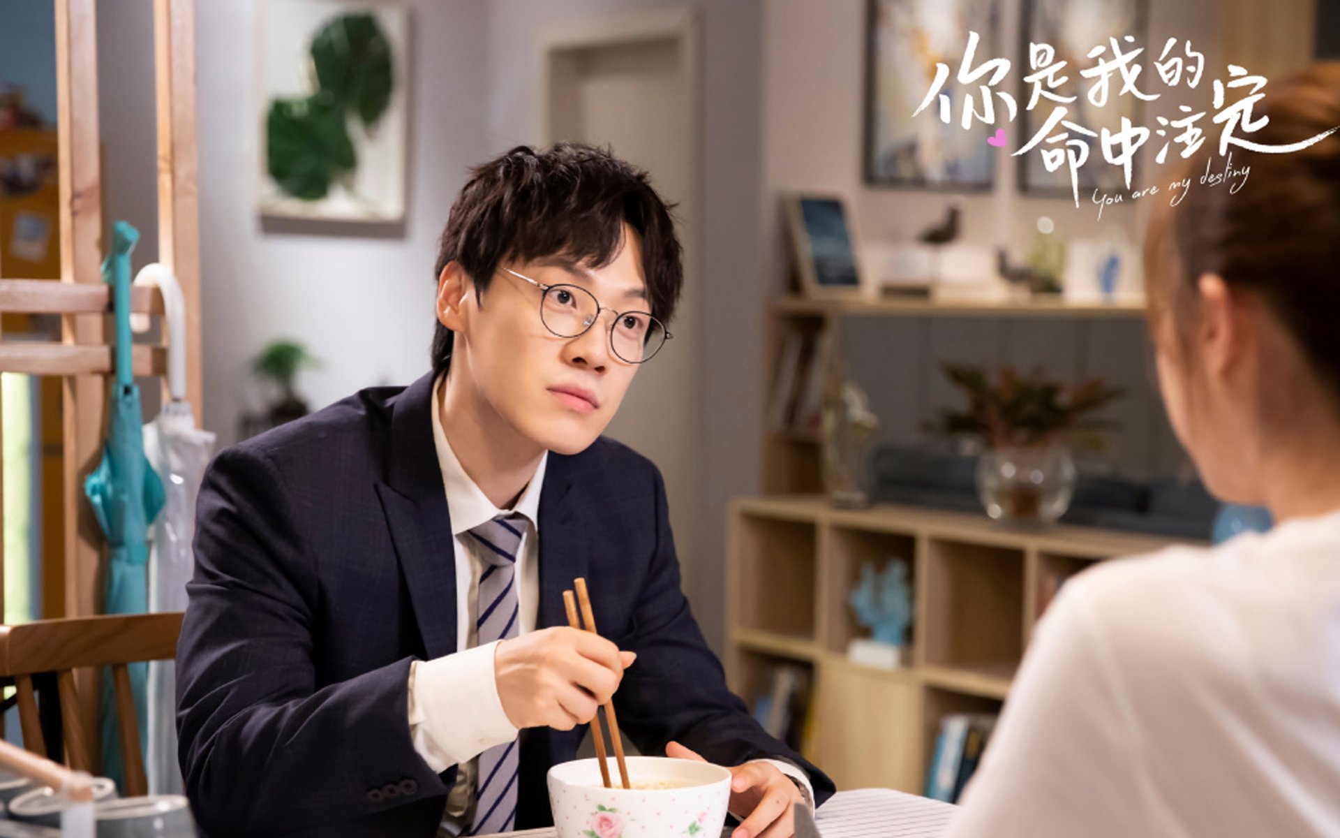 更衣室回响淘汰的叹息，而星辰在别处永恒闪光